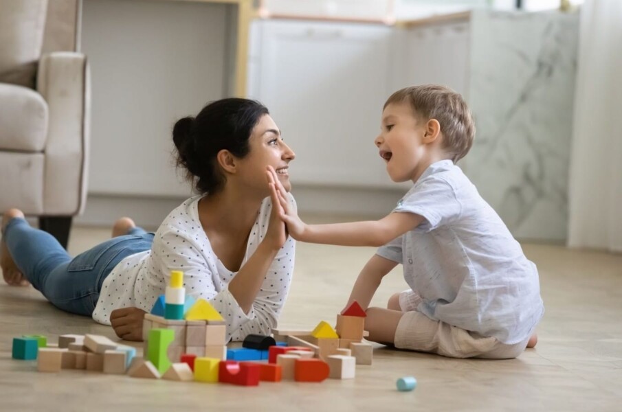 Nanny und Kleinkind mit Bauklötzen